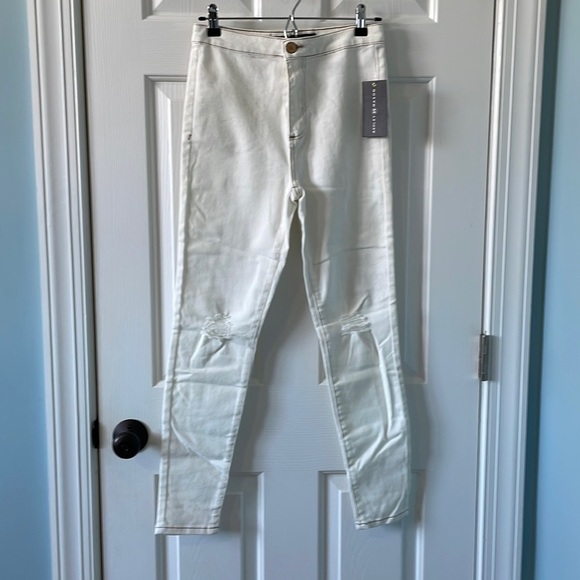 Ashley Mason Denim - NWT Ashley Mason white distressed skinny jeans Sz 26